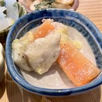 小料理屋 そのへん - そのへんの自然派ワンプレートランチ（小鉢16種）　4.豚肉と人参と白菜の豆乳あえ