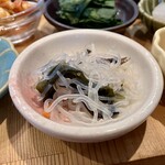 小料理屋 そのへん - そのへんの自然派ワンプレートランチ（小鉢16種）　2.春雨とわかめの酢の物