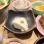 小料理屋 そのへん - そのへんの自然派ワンプレートランチ（小鉢16種）　9.豆腐（冷奴）