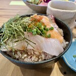 小料理屋 そのへん - そのへんの自然派ワンプレートランチ（小鉢16種）　海鮮丼
