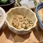 小料理屋 そのへん - そのへんの自然派ワンプレートランチ（小鉢16種）　3.納豆めかぶ和え