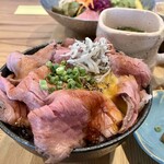 小料理屋 そのへん - そのへんの自然派ワンプレートランチ（小鉢16種）　ローストビーフ丼