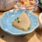 小料理屋 そのへん - そのへんの自然派ワンプレートランチ（小鉢16種）　1.大根煮付け