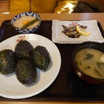 総本家 めはりや - めはり定食B。めざし、とろろ、わかめの味噌汁に、めはり４個。