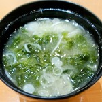 鮨 つばき - 海藻たっぷりの御味噌汁
