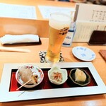 鮨 つばき - ビール『一番搾り』とお通し（梅貝・イカ・大根）