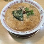 哲麺 - まずはスープを楽しんで欲しいです。初めて食べた時からこのスープに病みつきになり、下北に行く時は必ずここに食べに来ます。この前はオープンと同時に入ったのですがどんどんお客さんが入って来て席が埋まってした