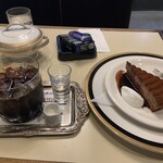 シャモニー - ケーキセット　レアチョコレートケーキ　コールドコーヒー