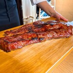 中華 大しげ - 出来立ての大きなチャーシューを切る前に見せてくれます