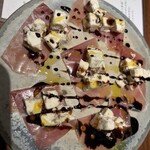 鉄板屋な。 - 生ハムとチーズな。