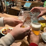 オハコミート - 先に4人で、生ビールで乾杯！　※ビールだけだと、悪酔いしないから、そんな理由で選んだが、既に悪酔いしていたので、関係が無かった