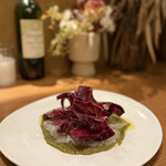 Aux Delices de Dodine - 真鯛のマリネ 紫ニンジンを添えて 1990円: このお店でのひと皿目にこれが出てきたが、衝撃。美味い！惚れた！舌にまとわりつく鯛の甘みとバジル、オリーブの香り。生の紫ニンジンは彩りにも食感の変化にも。