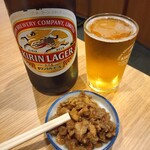 鳥房 - 突出しと麒麟ラガー大瓶