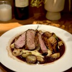 Aux Delices de Dodine - 瑞穂の芋豚の背肉ロースト マディラソース 3280円②: これが一番美味しかった！火入れが完璧。豚肉がこんなにぷりっぷりだとは。甘辛のマディラソースとねっとりマッシュポテトクリームの調和が美味しすぎる