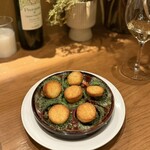 Aux Delices de Dodine - エスカルゴのオーブン焼き 1780円: 画像ではパンで隠れていますがちゃんと中にエスカルゴさんおります。ぷりぷりで旨味が閉じこもってる！ガーリックとオイルたっぷりなので迷わず追いバゲットしましょう。