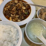 味菜里 - 麻婆豆腐定食　　　　　　　　　　　　　　　　　　　　　　　　　麻婆豆腐、ご飯、スープ、お茶　全てがぬるかった