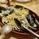 レ リーサ 笑顔 - 広島産カキ・あさり・ムール貝のジェノベーゼパスタ。まさに貝だらけ❣️