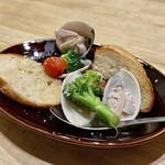 レ リーサ 笑顔 - はまぐりガーリックバター蒸し。バケット付きでボリュームあり♪はまぐりは大きなものが2個なのでもう一皿追加しました(∩❛ڡ❛∩)