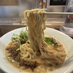 四川担担麺 阿吽 湯島本店 - 麺のリフトです。細麺にスープが絡んで最高‼️
