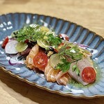 レ リーサ 笑顔 - 本日の鮮魚カルパッチョ。少しずつ全部盛りでお願いしました✩.*˚カンパチ・生サーモン・帆立・マグロの喉肉。ディルの香りが華やかです。