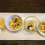 浜木綿 名古屋インター東店 - 前菜盛り合わせ4種
                                (左側より、  食前のお酢のジュース、 豆腐麺と人参のピリ辛和え、 きゅうりと玉ねぎとクコの実の和え物、 鶏肉のバンバンジー)
                                