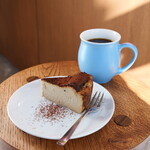 Flow's - バスクチーズケーキ（コーヒー）（750円） 本日のコーヒー（580円）