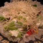 転石 - シザーサラダは、ライスペーパーの上です