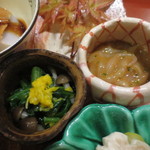 天雅 - するめの肝和えに春菊としめじの和え物。上に菊花。