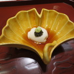 天雅 - 箸休めはこちらの定番胡麻豆腐。上にとんぶりとわさびが。