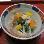 天雅 - 甘鯛の上にエリンギやえのきなどのキノコ、ほうれん草、とろろ昆布などが。もみじは人参、いちょうはパプリカ。