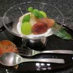 天雅 - デザートの無花果ロワイヤル。マスカットやココナッツミルクも使った工夫されたもの。