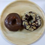 Be Donut - ミルクチョコ　240円/チョコアーモンド　250円
