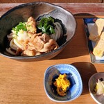 ししまる製麵所 - 夫はぶっかけ肉うどん950円を大盛で(+120円)✨単品でもお漬け物とカボチャのサラダが付きました♡だし巻き卵は2人分オーダー♫１つ150円♫
