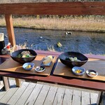 ししまる製麵所 - 待ちがあってもこの川沿いの席が良い(* >ω<)