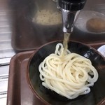 讃岐うどん 上原屋本店 - ダシ入れ中～♪