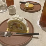 アニヴェルセル カフェ - 選べるデザート　手前がアニヴェルセルロールケーキ、奥がレモンタルト