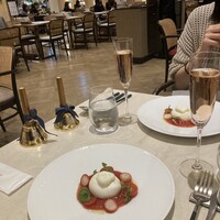 アニヴェルセル カフェ - ハンドベル、モッツァレラと苺のやつ