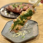 ワイン÷炭火焼き酒場cacco - せせりのエスカルゴバター焼き（必食！）
