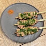 ワイン÷炭火焼き酒場cacco - せせりのエスカルゴバター焼き（必食！）