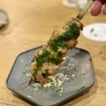ワイン÷炭火焼き酒場cacco - せせりのエスカルゴバター焼き（必食！）