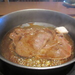 モリタ屋 - ロース肉の調理中