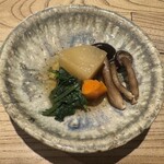炭火割烹 蔓ききょう - 炊き合わせ(青首大根、鮑松茸、ほうれん草、にんじん)