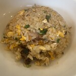 らぁめん ご恩 - 具材シンプルだけど鳥脂と味付けが私好みでした　半炒飯は量が多めなので少なめにしてもらいました
