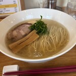 らぁめん ご恩 - 見た目地味だけど特徴のある塩ラーメン。メンマは厚めでコリコリ歯応えがあります