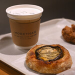 MORETHAN BAKERY - ホットコーヒー@税込600円、季節のピザ(米茄子)＠税込380円 │ 日曜14:00頃訪問＆空席確保