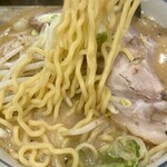 らーめん すすきの - 自家製中太縮れ麺がスープとベストマッチ