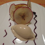 ククセモワ - アップルパイ、紅茶のアイスを添えて