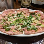 粉ひで - 名物の一つ、手作り低温熟成ネギチャーシュー。酒に合わないわけがない！！
