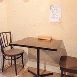 Spaghetti House MOSES - 店内入って右壁のテーブル席。