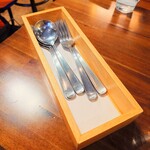 Spaghetti House MOSES - サラダ、スープ、それぞれで別の食器を使えるように複数用意してくれている"カトラリーケース"。